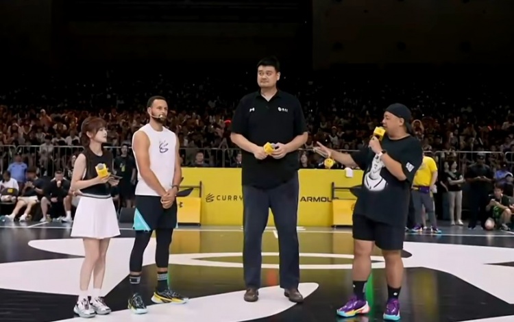 开云体育官网-姚明库里公益同框 身高差萌翻网友