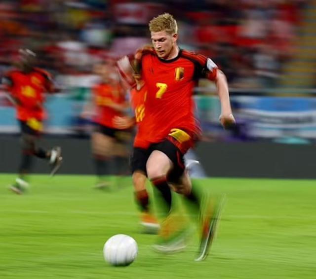 1669245182506077950.jpg 64876807-11457981-image-a-21_166.jpg