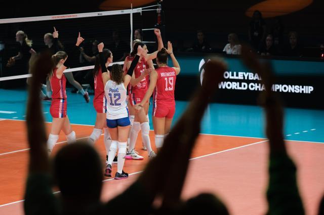 塞尔维亚女排卫冕展现实力 巴西回升美国陷入低迷