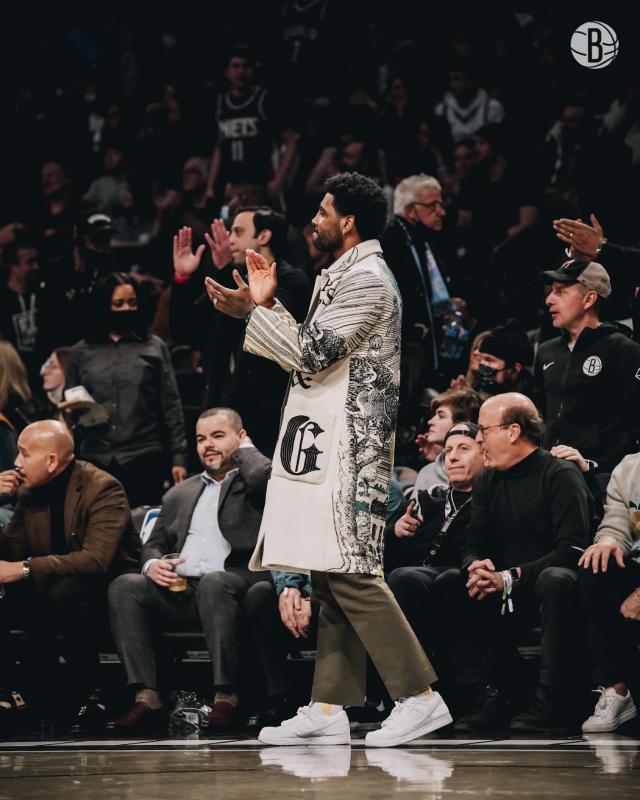 欧文主场“首秀”当观众 詹皇KD纷纷炮轰纽约政策